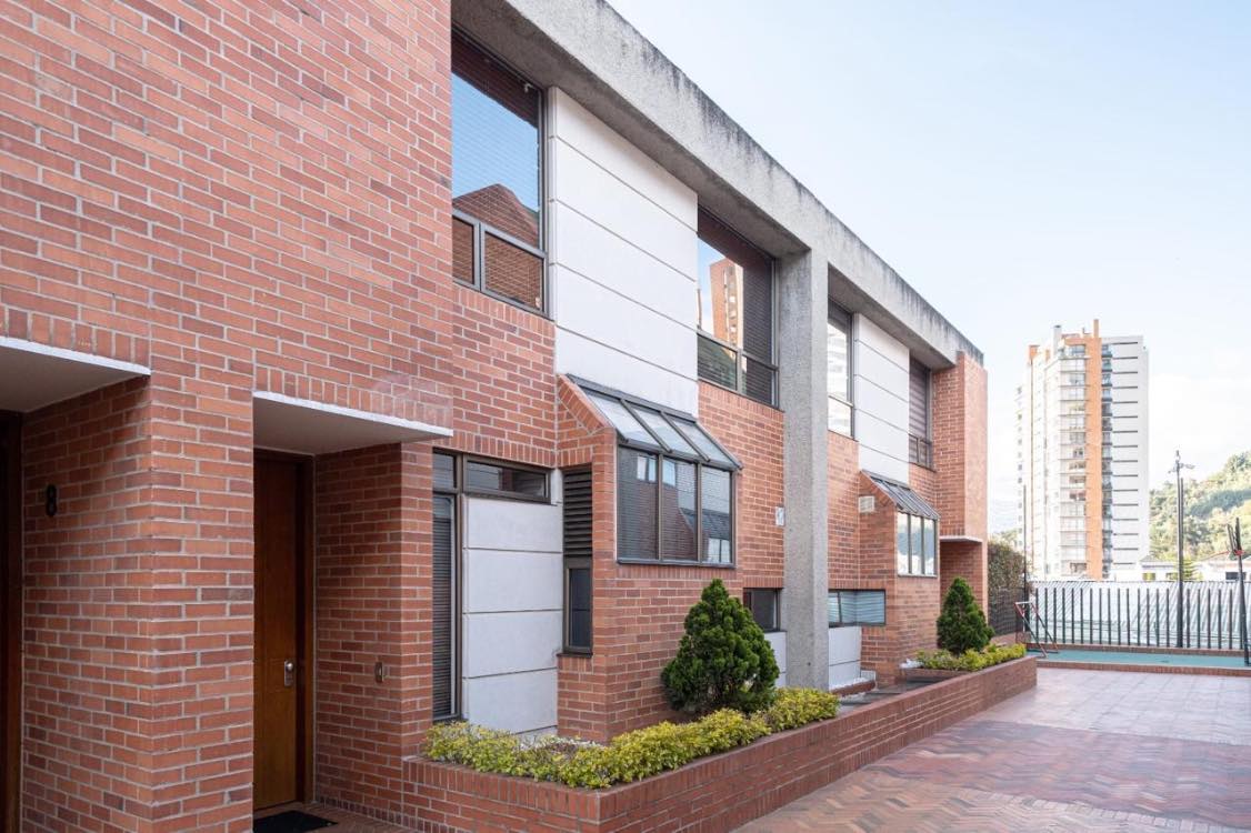 Casa en venta de 4 habitaciones con jardín en Bogotá, Bosque de Pinos.