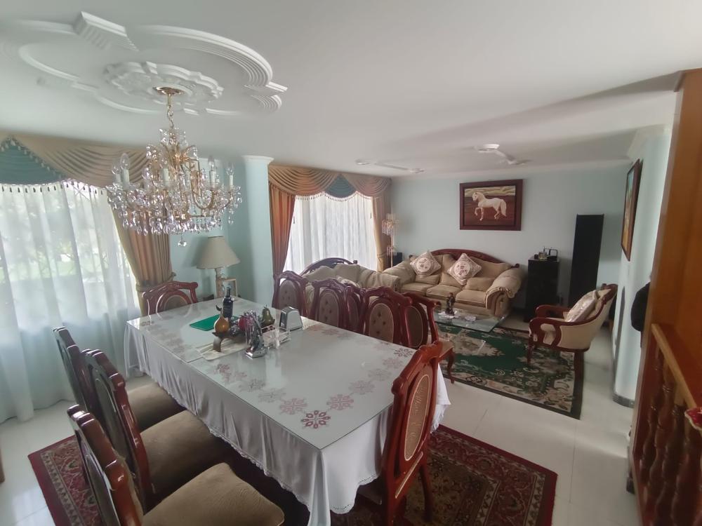 Casa en venta de 4 habitaciones con jardín en Bogotá, Niza.