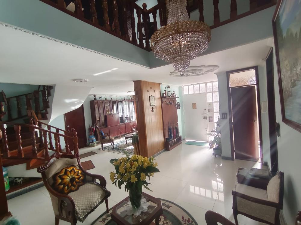 Casa en venta de 4 habitaciones con jardín en Bogotá, Niza.