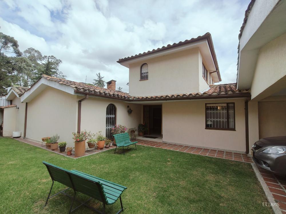 Casa en venta de 4 habitaciones con jardín en Bogotá, Alhambra.