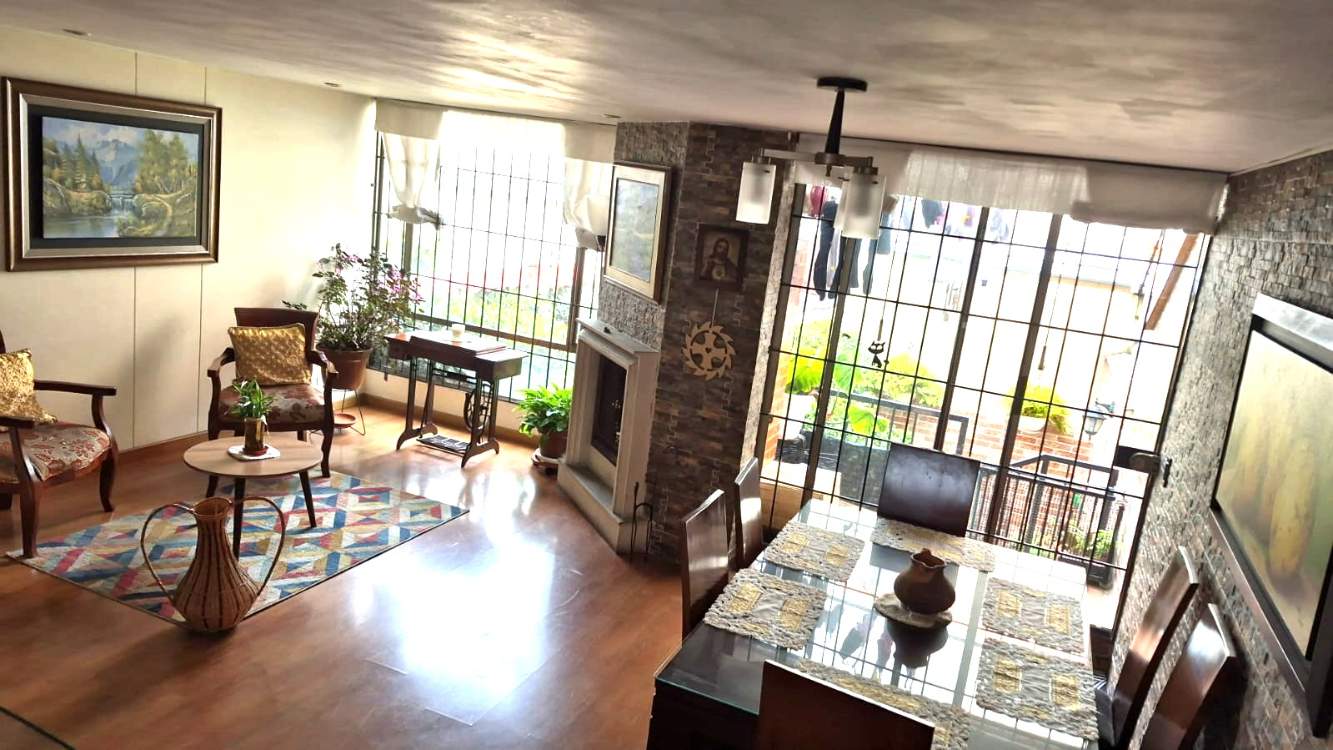 Casa en venta de 4 habitaciones con jardín en Bogotá, Niza.