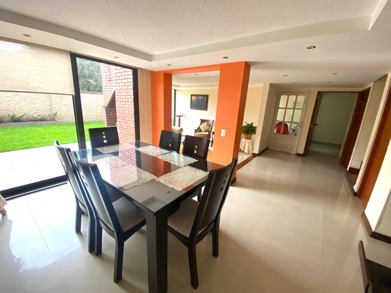 Casa en venta de 4 habitaciones con jardín en Bogotá, Niza.