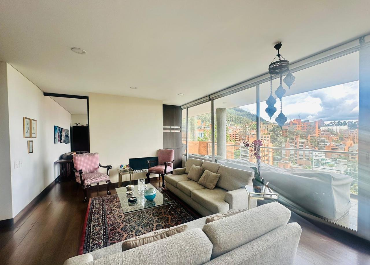 Apartamento en venta de 3 habitaciones con terraza en Bogotá, Rosales.